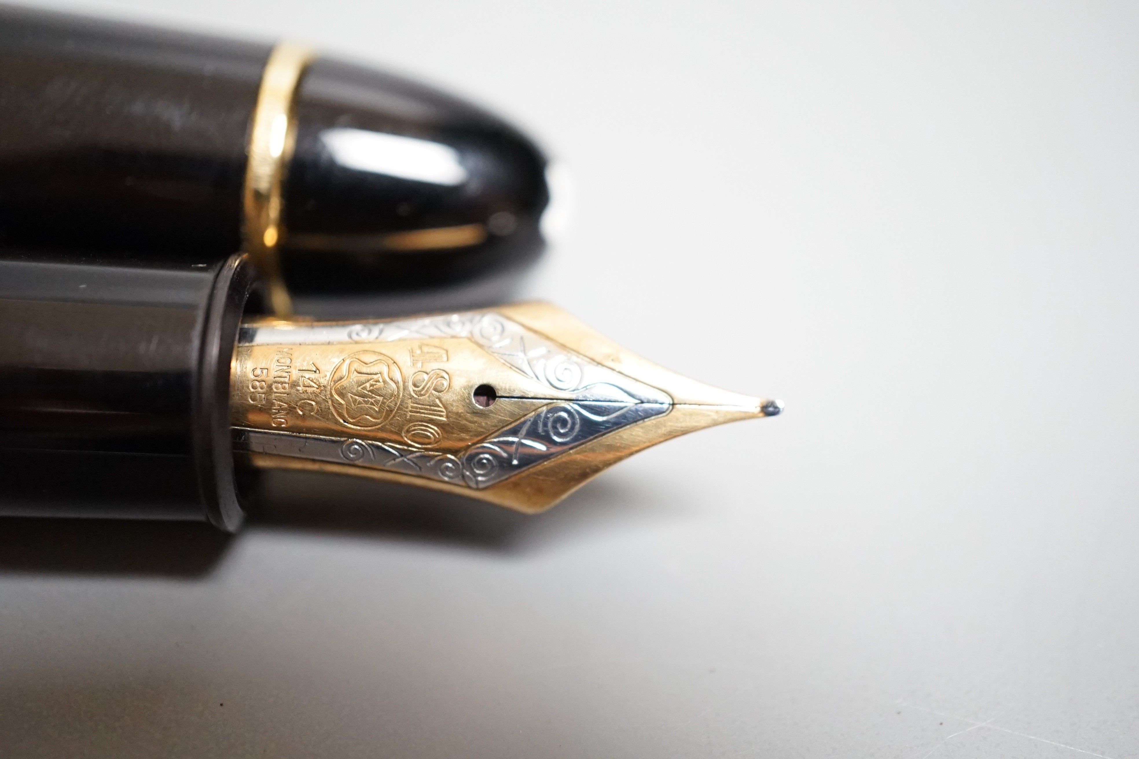 A Montblanc Meisterstuck No.140 fountain pen, the 14ct gold nib stamped 4810, 14.7cm